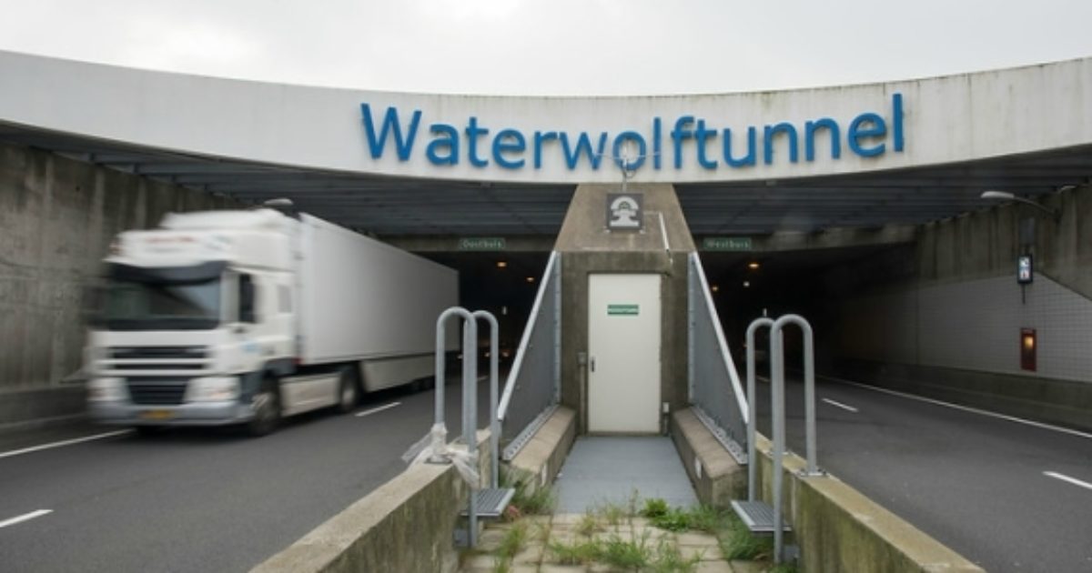 Noodreparaties N201 bij Waterwolftunnel door vorst