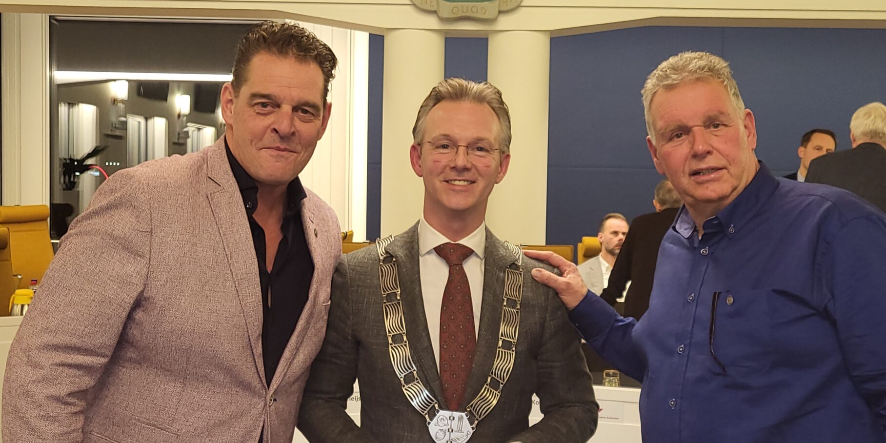 Henk van Leeuwen en Mike van der Laarse ereburgers Radio Aalsmeer