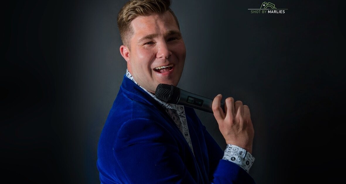 Zanger Thomas Oudshoorn te gast bij 'DownTown Radio' Radio Aalsmeer