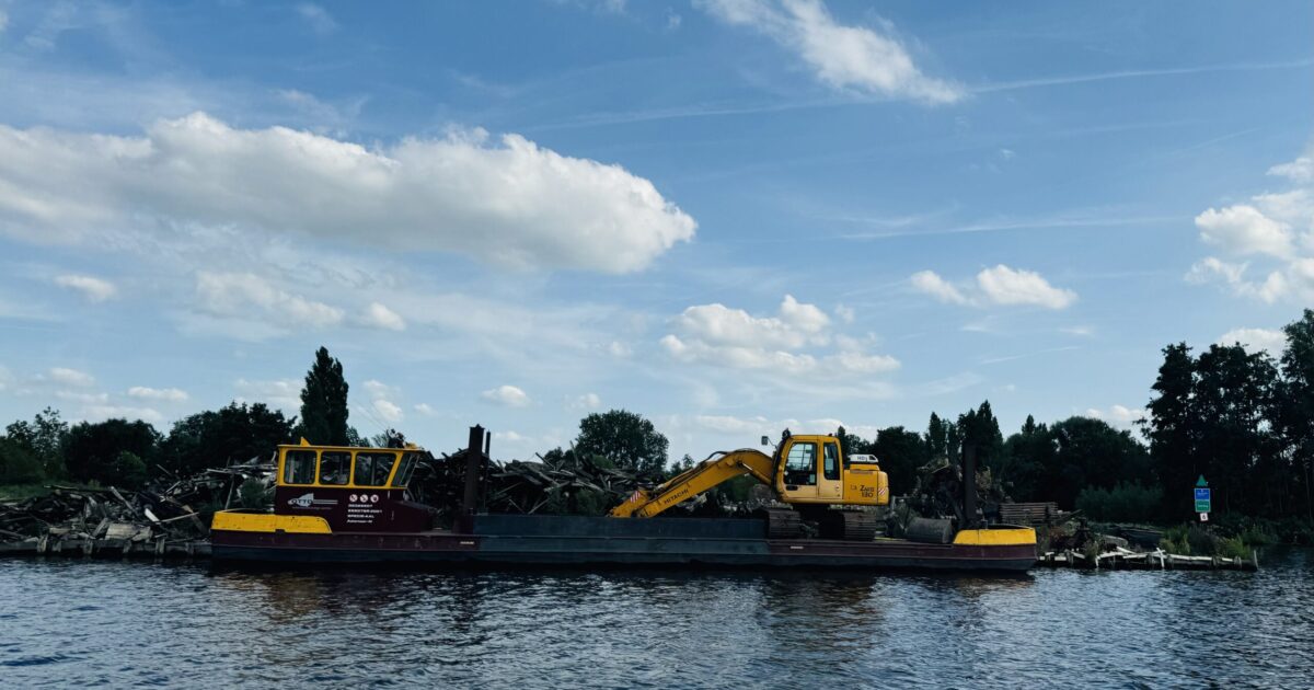 Snoeiboot keert terug op de Westeinderplassen