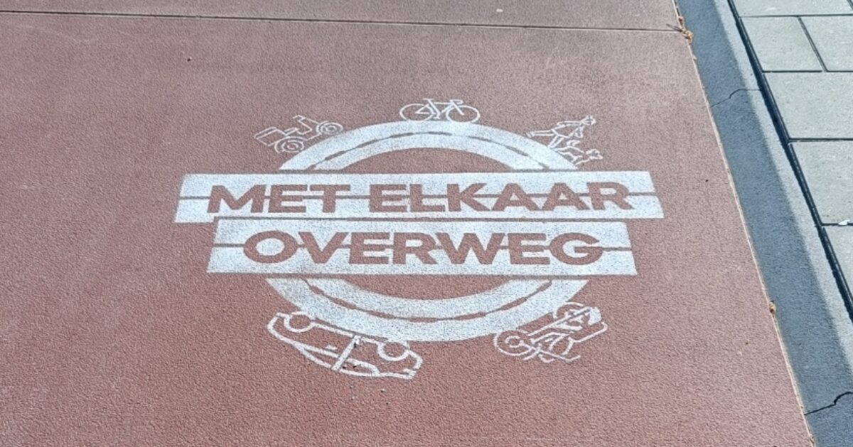 Teksten op fietspaden roepen op tot vriendelijk verkeer