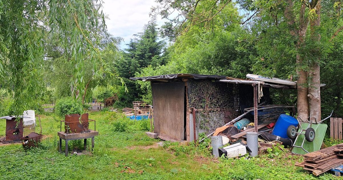 Gemeente pakt vervuiling en illegale bouw op eilandjes Westeinderplassen aan
