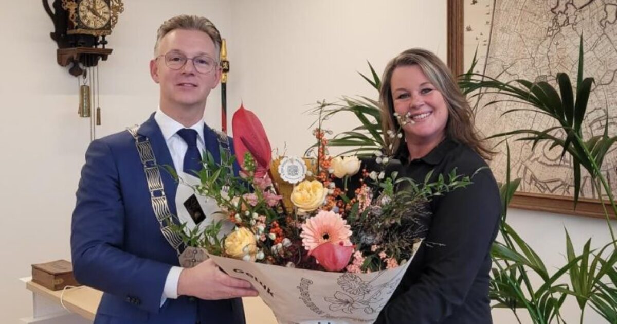 Bloemisten zetten burgemeester in het zonnetje