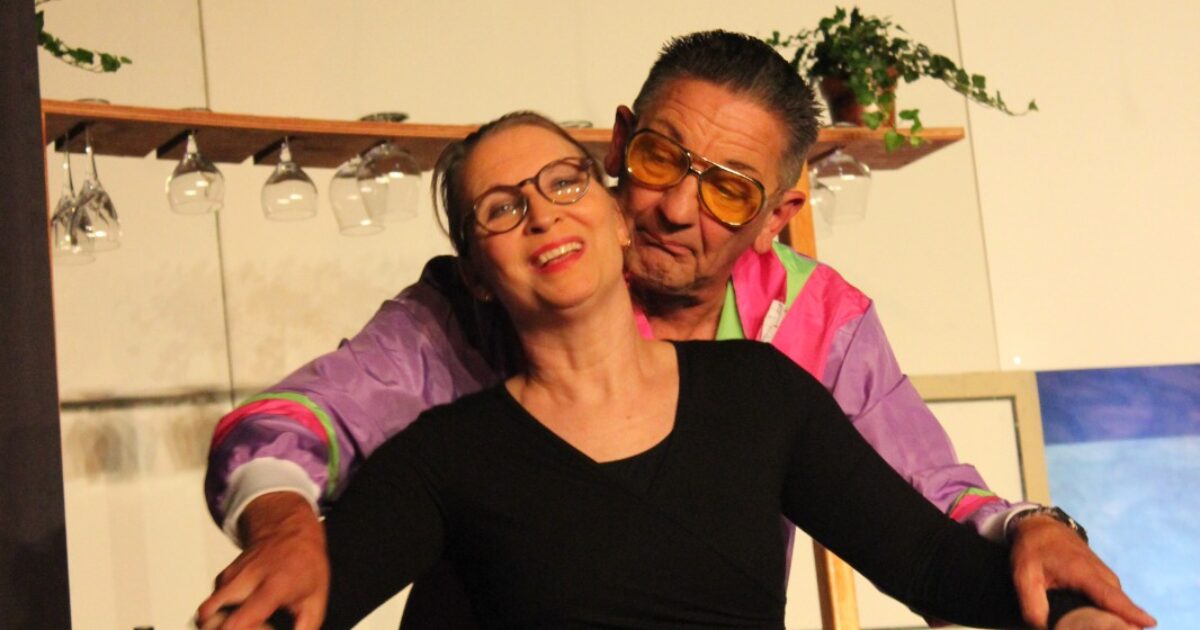 Toneelvereniging Kudelstaart oogst succes met ‘Kouwe Kak en Tatoeage’