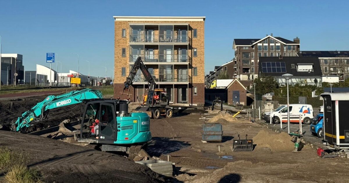 ‘Parkeerterrein appartementencomplex Stommeerkade voor de kerst klaar’