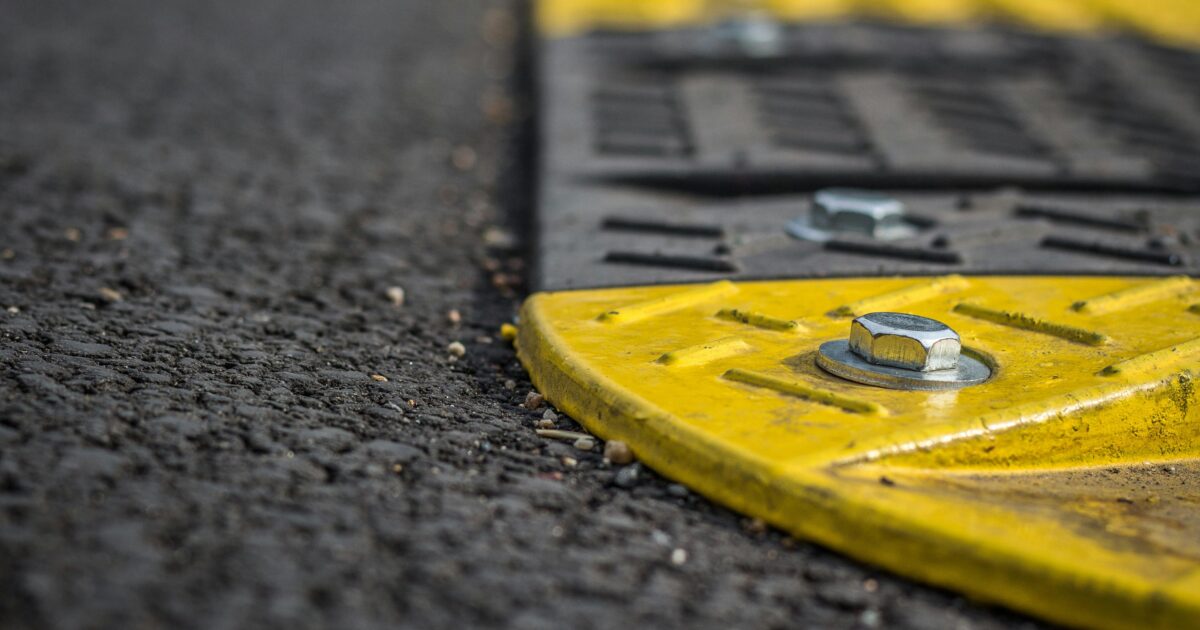 Gemeente plaatst drempels bij rotondes voor meer veiligheid