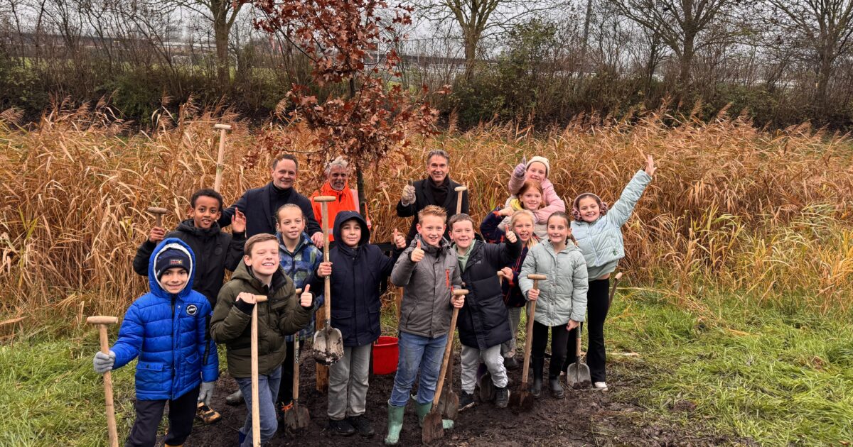 Leerlingen planten bomen tijdens Boomfeestdag in Kudelstaart