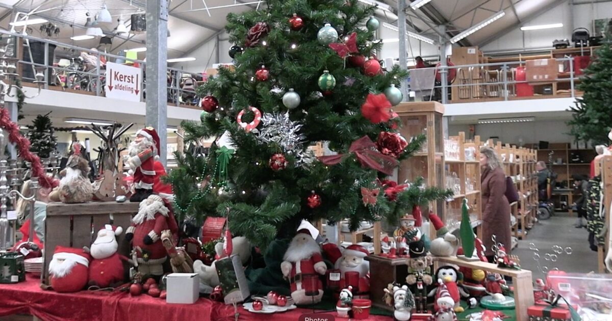 Bling, glitter en kerstbomen: kringloopwinkels pakken groot uit