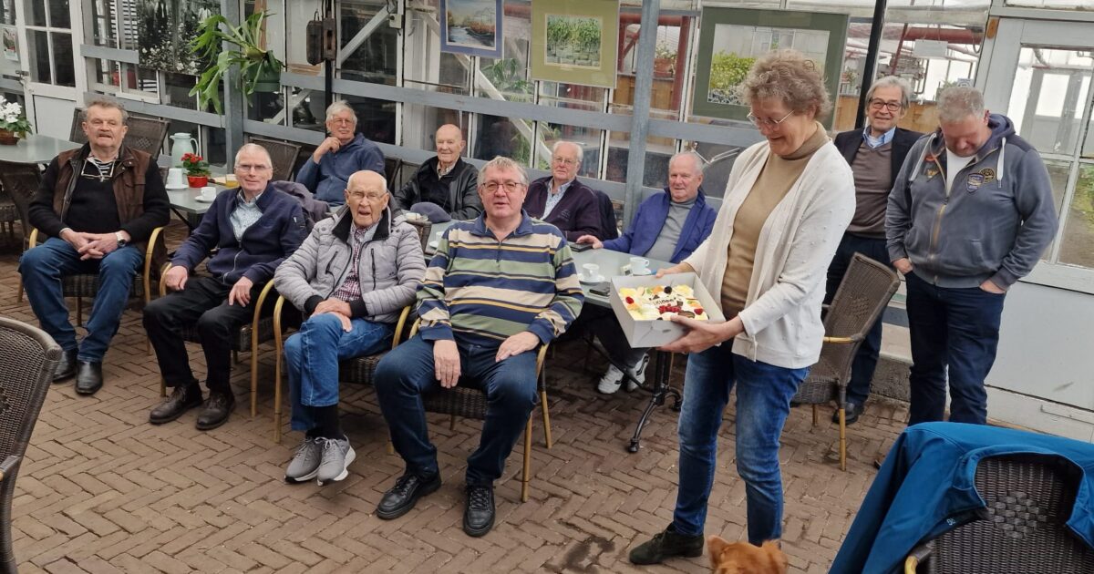 Taart voor vrijwilligers van Oud Aalsmeer in Beeld