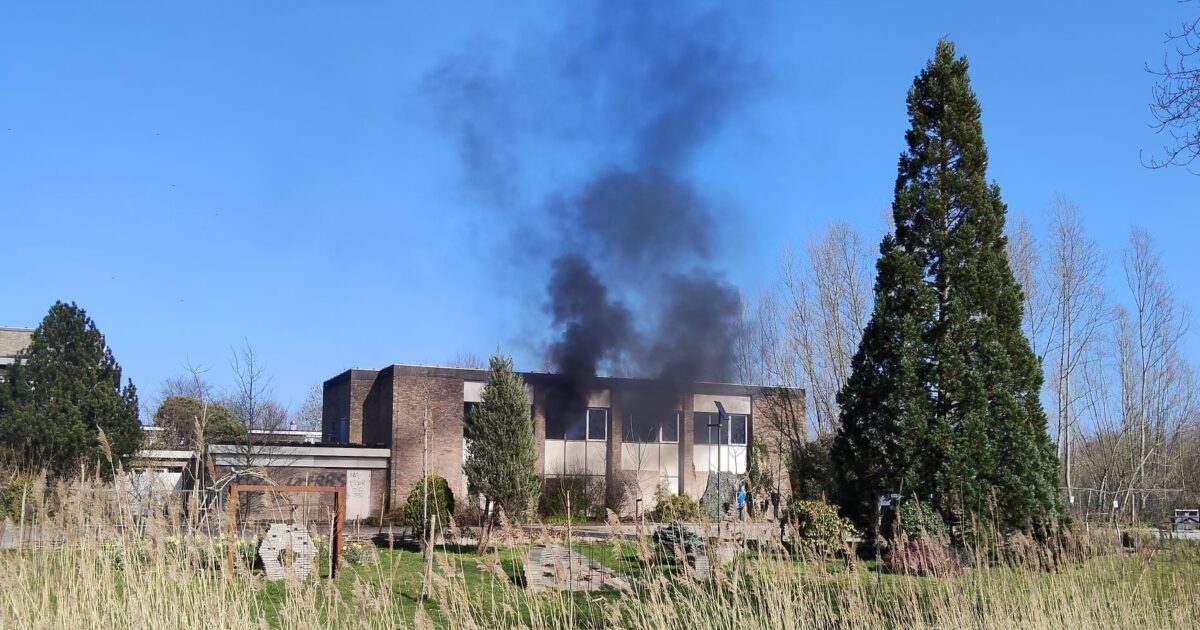 Brand in leegstaande gymzaal Linnaeuslaan