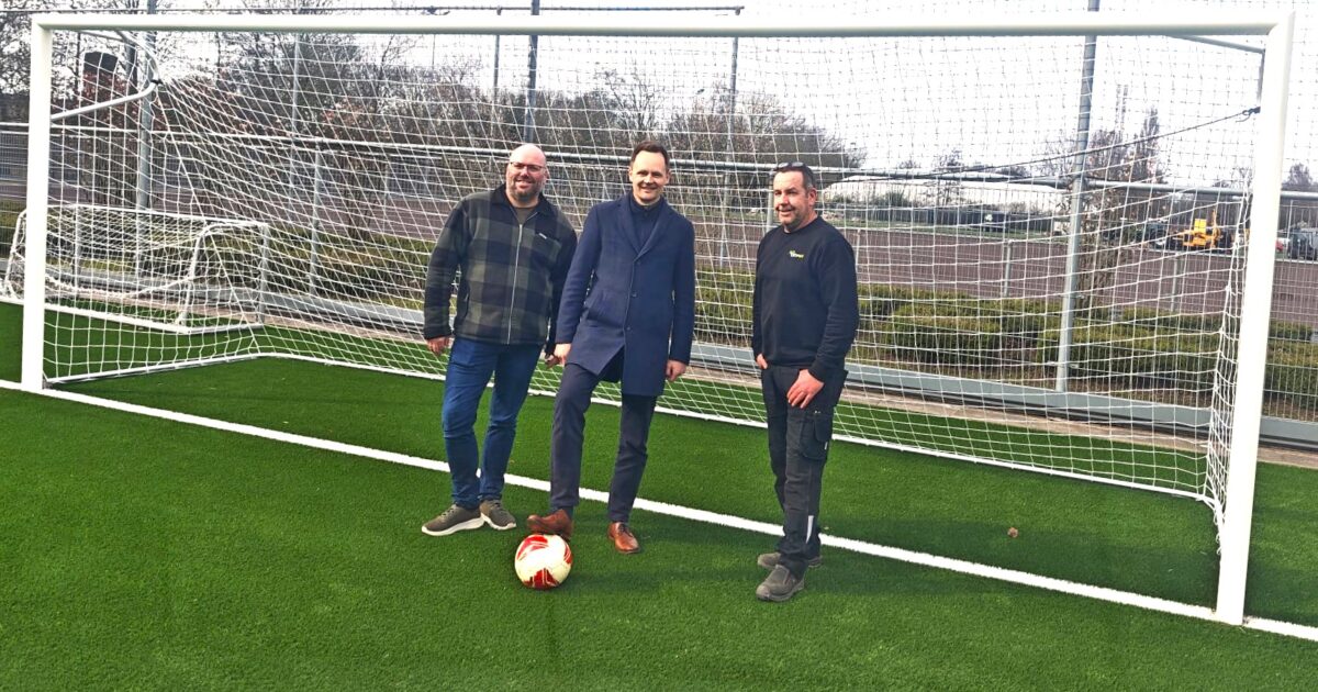 Eerste nieuwe kunstgrasvelden in gebruik genomen