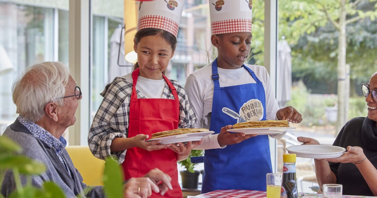 Leerlingen bakken en flippen voor ouderen