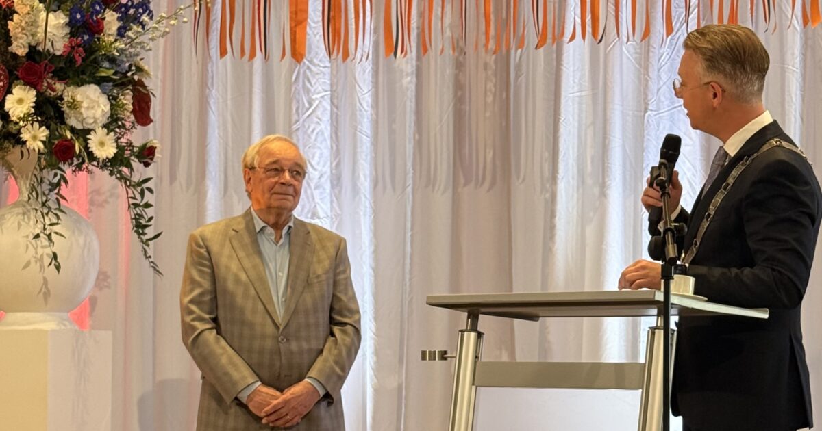 Dertien Aalsmeerders in het zonnetje gezet tijdens lintjesregen