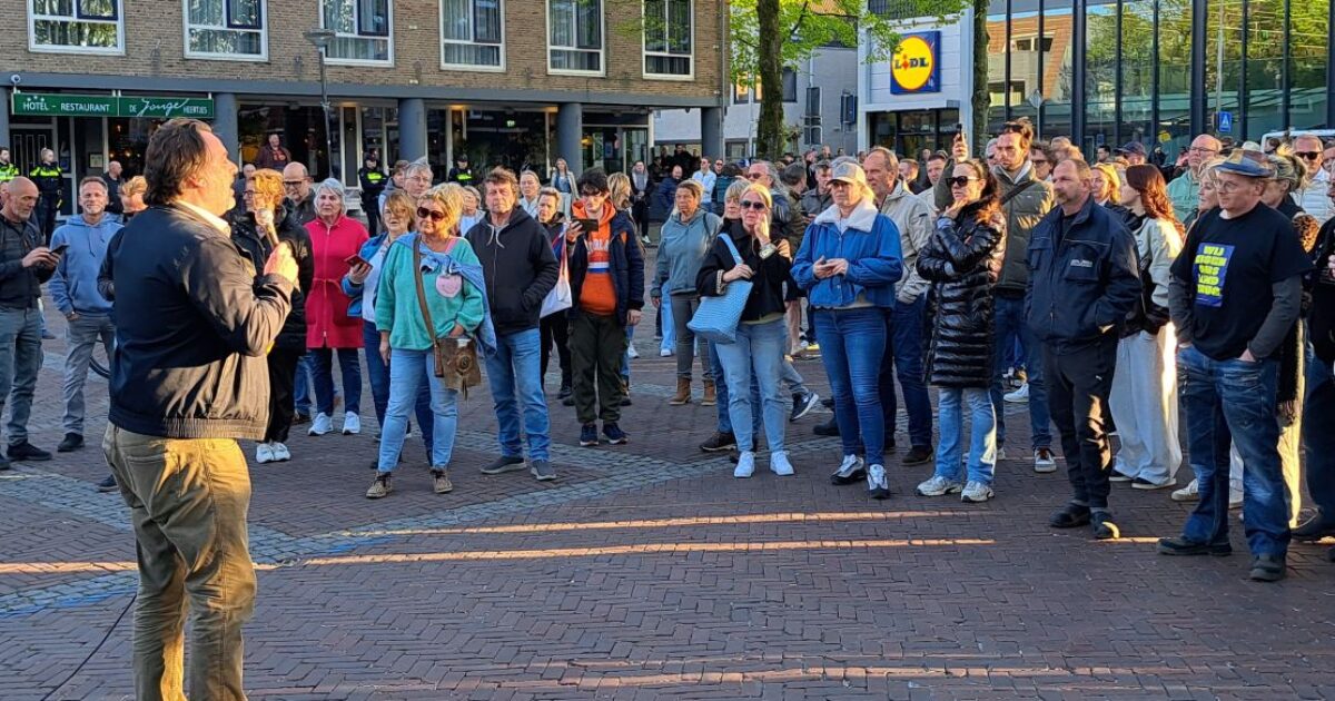 Vreedzaam protest en tegendemonstratie op Raadhuisplein