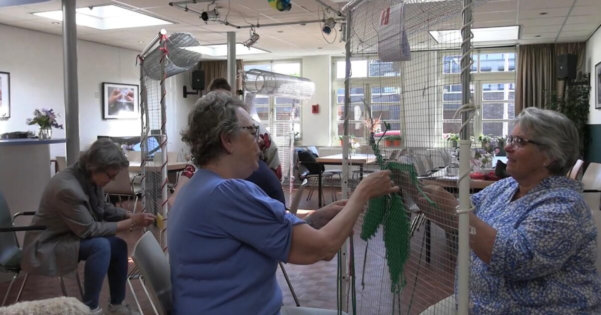 Samen borduren tijdens 'Praatje met een Draadje'