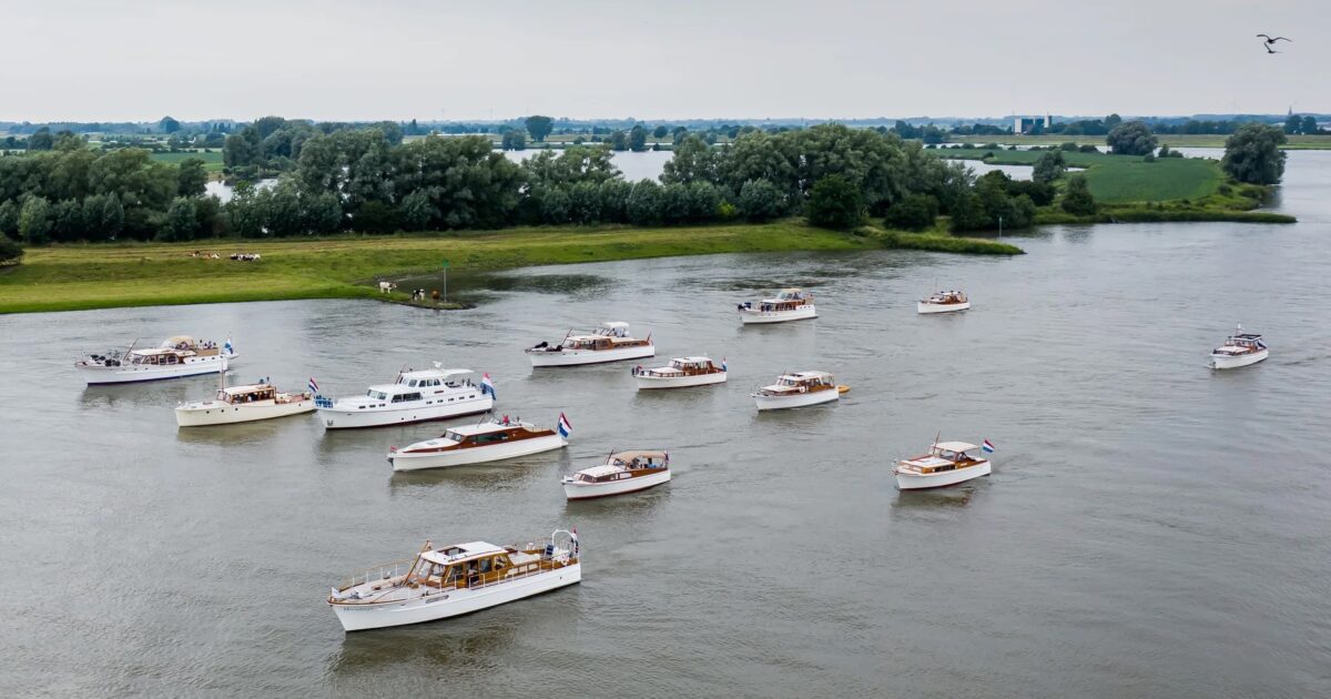 Klassieke Feadships meren af in Aalsmeer