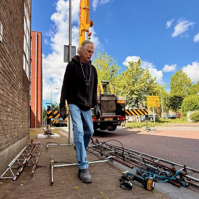 Bestuurslid John Tesselaar bij de voormalige zendmast.