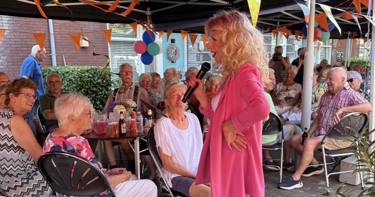 Bonnie St. Claire verrast op Ouderenmiddag Kudelstaart